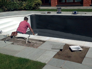 Fitting your swimming pool liner
