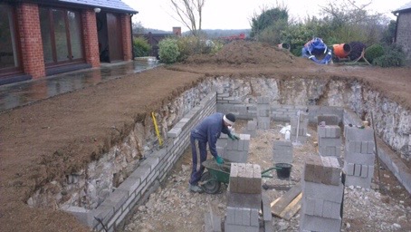 Laying the blockwork for the walls of a DIY pool